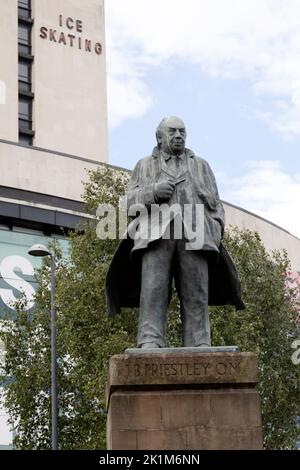 Statua di J.B. Sacerdotale, scolpito da Ian Judd, a Bradford, West Yorkshire. John Boynton Priestley nacque a Bradford e trovò fama come broadcaste Foto Stock