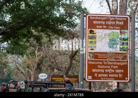 Bandhavgarh, madhya pradesh, india - 25 Aprile 2022 : cartello di benvenuto della Riserva delle tigri di bandhavgarh o parco nazionale per turisti e veicoli da safari Foto Stock