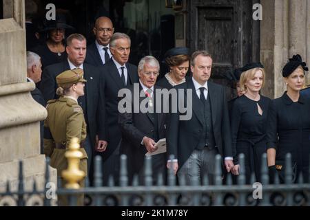 Londra, Regno Unito 20220919. Gli ex primi ministri britannici Tony Blair (a sinistra) e John Major (al centro) e l'attuale primo ministro Liz Trust escono dall'Abbazia di Westminster a Londra dopo i funerali della Regina Elisabetta. Foto: Heiko Junge / NTB Foto Stock