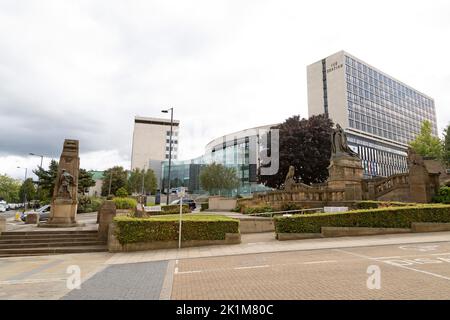 I memoriali di guerra e il Museo Nazionale della Scienza e dei Media a Bradford, West Yorkshire. La pista di pattinaggio della città si trova nell'edificio sulla destra del Th Foto Stock