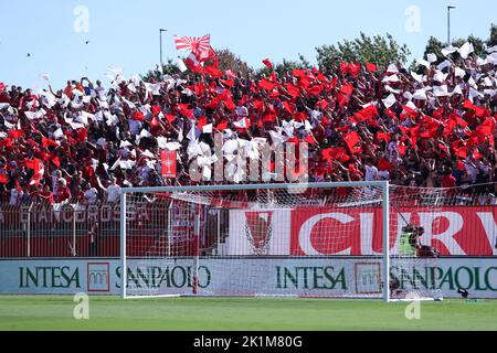 I sostenitori dell'AC Monza sono visti durante la Serie A match tra l'AC Monza e la Juventus FC allo Stadio UPOWER il 18 settembre 2022 a Monza Italia . Foto Stock