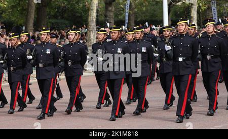 Londra, Regno Unito. 19th Set, 2022. I membri delle forze armate partecipano alla processione funeraria della regina Elisabetta II dopo i funerali di stato di sua Maestà all'Abbazia di Westminster a Londra lunedì 19 settembre 2022. La Regina sarà sepolta insieme al defunto marito, il Duca di Edimburgo, presso la cappella commemorativa di Re Giorgio VI, situata all'interno della Cappella di San Giorgio. Foto di Hugo Philpott/UPI Credit: UPI/Alamy Live News Foto Stock
