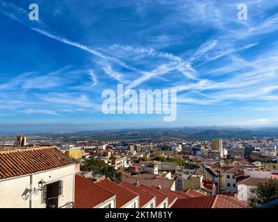 Magnifica vista ad alto angolo della città di Jaen, conosciuta come la capitale mondiale dell'olio d'oliva, perché è il più grande produttore dell'olio. Foto di alta qualità Foto Stock