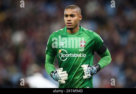 Il portiere di Southampton Gavin Bazunu durante la partita della Premier League a Villa Park, Birmingham. Data immagine: Venerdì 16 settembre 2022. Foto Stock