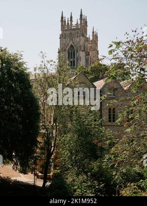 Cattedrale di York / York Minster, York, North Yorkshire, Inghilterra visto dalle mura della città passeggiata in estate, Yorkshire Inghilterra Regno Unito Foto Stock