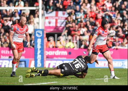 St. Helens, Inghilterra -17th settembre 2022 - Jonny Lomax di St Helens evade Ryan Lannon (16) di Salford Red Devils, Rugby League Betfred Super League semi Final, St. Helens vs Salford Red Devils al Totally Wicked Stadium, St. Helens, Regno Unito Foto Stock