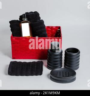 Un set di kit igienico da uomo che si trova in un cestino rosso su sfondo bianco Foto Stock