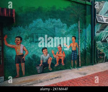 Perak, Malesia - 12 agosto 2022 : Mural di arte del muro alla città vecchia di Tapah. Tapah è un luogo unico con edifici vintage. Foto Stock