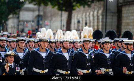 Londra, Regno Unito. 19 settembre 2022. Alcuni dei 142 marinai della Royal Navy che disegnavano la bara della defunto Regina Elisabetta II portarono in processione a Whitehall dopo il suo funerale di stato nell'Abbazia di Westminster. La Regina sarà sepolta accanto al marito Principe Filippo nella Cappella commemorativa di Re Giorgio VI, il Castello di Windsor. Credit: Stephen Chung / Alamy Live News Foto Stock