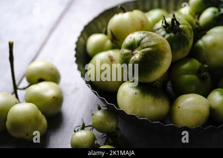 Pomodori verdi di casa ancora vita, fuoco selettivo Foto Stock