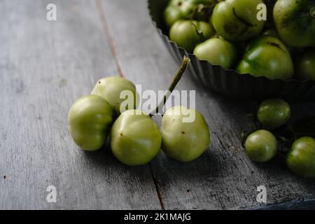 Pomodori verdi di casa ancora vita, fuoco selettivo Foto Stock