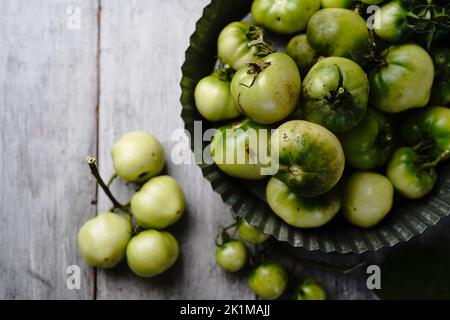 Pomodori verdi di casa ancora vita, fuoco selettivo Foto Stock