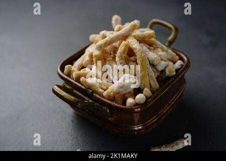 Dolce sever seerni seeni o madhura seva - Diwali fritto con farina di ceci, fuoco selettivo Foto Stock