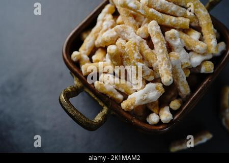 Dolce sever seerni seeni o madhura seva - Diwali fritto con farina di ceci, fuoco selettivo Foto Stock