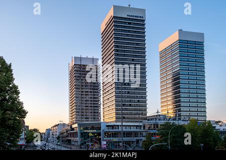 Amburgo, Germania - 08 24 2022: Vista delle cosiddette torri di Mundsburg, 3 grattacieli ad Amburgo Mundsburg Foto Stock