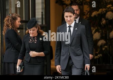 Londra, Regno Unito. 19th Set, 2022. Il primo ministro canadese Justin Trudeau e sua moglie Sophie Grégoire Trudeau lasciano l'hotel per assistere ai funerali della Regina Elisabetta II presso l'Abbazia di Westminster a Londra. Credit: SOPA Images Limited/Alamy Live News Foto Stock