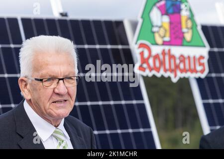 Grafenhausen, Germania. 19th Set, 2022. Winfried Kretschmann (Bündnis 90/Die Grünen), Ministro Presidente del Baden-Württemberg, si trova di fronte a un pannello solare nei locali della birreria Rothaus. La Badische Staatsbrauerei Rothaus AG vuole diventare positiva per il clima entro il 2030 e sta installando un impianto fotovoltaico su larga scala sui suoi tetti come parte di questo sforzo. Credit: Philip von Ditfurth/dpa/Alamy Live News Foto Stock