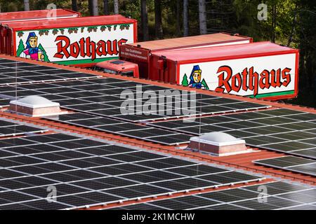 Grafenhausen, Germania. 19th Set, 2022. Vista dell'impianto fotovoltaico e dei camion di Rothaus AG. La Badische Staatsbrauerei Rothaus AG vuole diventare climatica positiva entro il 2030 e sta installando un impianto fotovoltaico su larga scala sui suoi tetti. Credit: Philip von Ditfurth/dpa/Alamy Live News Foto Stock