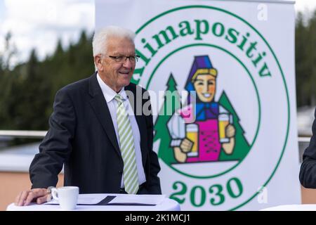 Grafenhausen, Germania. 19th Set, 2022. Winfried Kretschmann (Bündnis 90/Die Grünen), Ministro Presidente del Baden-Württemberg, si trova di fronte a un banner che recita "clima positivo 2030" nei locali della birreria Rothaus. La Badische Staatsbrauerei Rothaus AG vuole diventare climatica positiva entro il 2030 e sta installando un impianto fotovoltaico su larga scala sui suoi tetti. Credit: Philip von Ditfurth/dpa/Alamy Live News Foto Stock