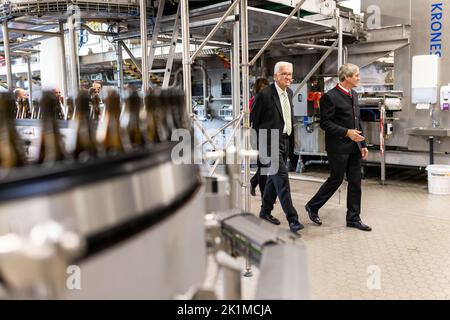 Grafenhausen, Germania. 19th Set, 2022. Winfried Kretschmann (l-r, Bündnis 90/Die Grünen), ministro presidente del Baden-Württemberg, e Christian Rasch, direttore unico della birreria statale Rothaus AG, attraversano lo stabilimento di imbottigliamento nei locali della birreria Rothaus. Badische Staatsbrauerei Rothaus AG vuole diventare climatica positiva entro il 2030 e sta installando un impianto fotovoltaico su larga scala sui suoi tetti come parte di questo sforzo. Credit: Philip von Ditfurth/dpa/Alamy Live News Foto Stock