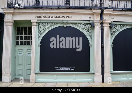 Finestre oscurate a fortnum e Mason; scene dal centro di londra in occasione del funerale della regina Elisabetta 2 19th settembre 2022 Foto Stock