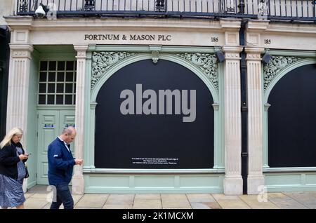 Finestre oscurate a fortnum e Mason; scene dal centro di londra in occasione del funerale della regina Elisabetta 2 19th settembre 2022 Foto Stock