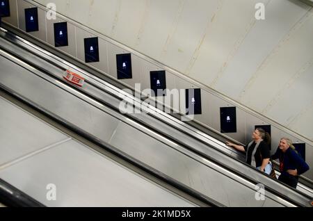 Scala mobile a charing cross tube; scene dal centro di londra in occasione del funerale della regina Elisabetta 2 19th settembre 2022 Foto Stock