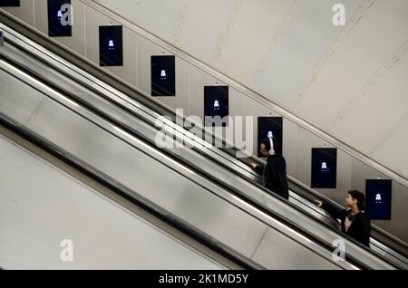 Scala mobile a charing cross tube; scene dal centro di londra in occasione del funerale della regina Elisabetta 2 19th settembre 2022 Foto Stock