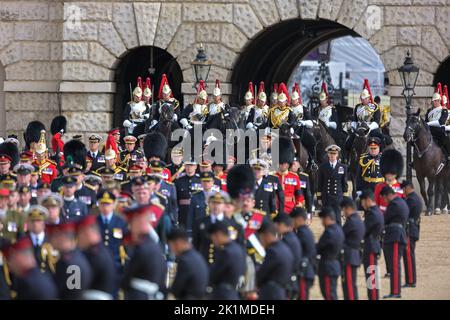 Londra, Regno Unito. 19th Set, 2022. La carrozza della pistola di Stato trasporta la bara della regina Elisabetta II, drappeggiato nello Standard reale con la corona di Stato imperiale e l'orbo e scettro del Sovrano, nella processione cerimoniale dopo il suo funerale di Stato all'Abbazia di Westminster, Londra. Settembre 19, 2022. Foto di Ammar Abd Rabbo/ABACAPRESS.COM Credit: Abaca Press/Alamy Live News Foto Stock