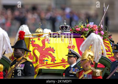 Londra, Regno Unito. 19th Set, 2022. La carrozza della pistola di Stato trasporta la bara della regina Elisabetta II, drappeggiato nello Standard reale con la corona di Stato imperiale e l'orbo e scettro del Sovrano, nella processione cerimoniale dopo il suo funerale di Stato all'Abbazia di Westminster, Londra. Settembre 19, 2022. Foto di Ammar Abd Rabbo/ABACAPRESS.COM Credit: Abaca Press/Alamy Live News Foto Stock