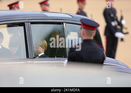 Londra, Regno Unito. 19th Set, 2022. Il principe Giorgio di Galles segue la carrozza della pistola di Stato che trasporta la bara della regina Elisabetta II, drappeggiato nello Standard reale con la corona di Stato imperiale e l'orbo e scettro del Sovrano, nella processione cerimoniale dopo il suo funerale di Stato all'Abbazia di Westminster, Londra. Settembre 19, 2022. Foto di Ammar Abd Rabbo/ABACAPRESS.COM Credit: Abaca Press/Alamy Live News Foto Stock