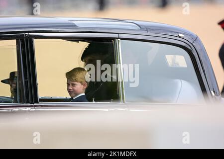 Londra, Regno Unito. 19th Set, 2022. Il principe Giorgio di Galles segue la carrozza della pistola di Stato che trasporta la bara della regina Elisabetta II, drappeggiato nello Standard reale con la corona di Stato imperiale e l'orbo e scettro del Sovrano, nella processione cerimoniale dopo il suo funerale di Stato all'Abbazia di Westminster, Londra. Settembre 19, 2022. Foto di Ammar Abd Rabbo/ABACAPRESS.COM Credit: Abaca Press/Alamy Live News Foto Stock