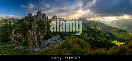 Aspre vette di Gastlosen ai piedi delle colline alpine di Friburgo Foto Stock