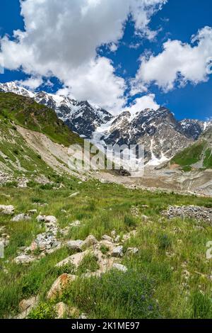 Il monte Shkhara, il monte più alto della Georgia Foto Stock