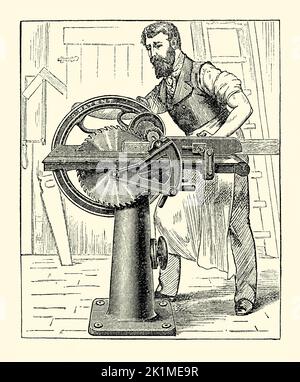 Una vecchia incisione vittoriana di un operaio che opera su una panca circolare a mano, ha visto, “The Leyton”, prodotto da Lewis e Lewis di Cambridge Heath, Londra, Inghilterra, Regno Unito. È da un libro di 1890. La sega potrebbe tagliare attraverso il legno ed aiutare nel fare i tenoni, i miters ed i rebates. L'operaio nella sua officina ruota la sega con una ruota dentata usando la mano destra mentre alimenta il legno verso la lama della sega con la sua sinistra. Indossa un robusto grembiule in pelle. Foto Stock