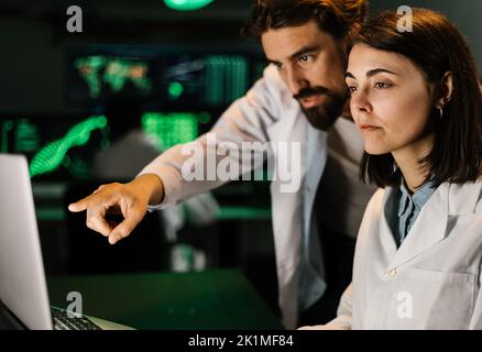 Team di ricercatori sanitari che lavorano in laboratorio Foto Stock