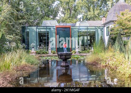 Grahem, Limburgo meridionale, Paesi Bassi. Settembre 7, 2022. Giardino con laghetto e fontana nel vecchio castello di Kasteel Groot Buggenum, fotografo taki Foto Stock