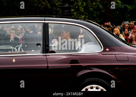 Megan, Duchessa di Sussex e Sophie, contessa di Wessex, si recano all'Abbazia di Westminster per il funerale statale della Regina Elisabetta 11 presso l'Abbazia di Westminster nel centro di Londra, Londra, Regno Unito, 19th settembre 2022 (Foto di Richard Washbrooke/News Images) Foto Stock