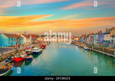 Il porto di Weymouth sulla costa Dorset durante il tramonto Foto Stock