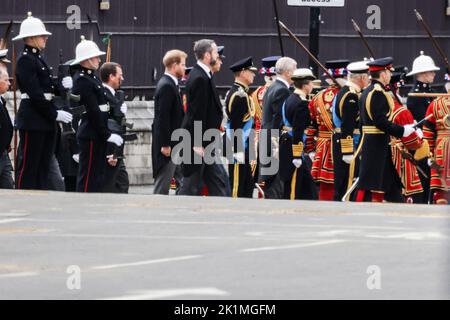 Re Carlo III, Principessa reale, Duca di York, Conte di Wessex, Il Principe di Galles e il Duca di Sussex dopo la bara di Gran Bretagna la regina Elisabetta è trasportata su un carro di armi trainato dal personale di servizio della Royal Navy durante la processione funeraria sulla loro strada Winterhall il giorno del funerale di stato e sepoltura della regina Elisabetta Britannica, A Londra, Gran Bretagna, 19 settembre 2022. Foto di Thibaud MORITZ/ABACAPRESS.COM Foto Stock