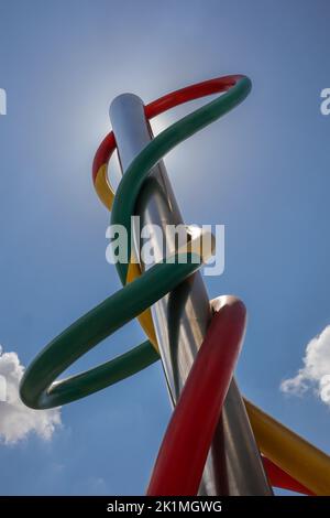 Milano, Italia - 25 giugno 2022: Vista verticale di colorate opere d'arte pubbliche in Piazzale Cadorna. Sotto l'angolo dell'ago, della filettatura e del Knot di Claes Oldenburg. Foto Stock