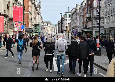 Funerali di Stato di sua Maestà la Regina Elisabetta II, Londra, Regno Unito, lunedì 19th settembre 2022. Folle di persone che si dirigono a casa lungo Piccadilly dopo l'evento. Foto Stock