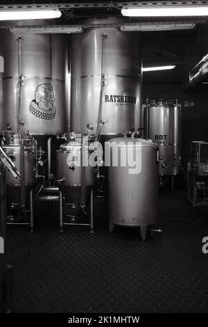 La scala di grigi verticale dei tini di fermentazione in Ratsherrn Brauerei GmbH Craft Beer Brewery Foto Stock