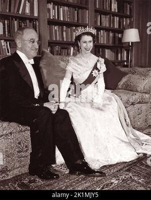 Truman e la principessa Elisabetta di Gran Bretagna posano per una fotografia presso l'Ambasciata Canadese a Washington, D.C. il 1 novembre 1951 durante la visita della principessa negli Stati Uniti. Foto Stock