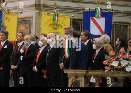 Il Sindaco di Napoli Gaetano Manfredi e il presidente della Regione Campania Vincenzo De Luca durante la sua omelia sul miracolo di San Gennaro, sangue liquefatto alle ore 9,37 Foto Stock