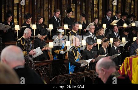 (Prima fila, da sinistra a destra) il conte di Wessex, la contessa di Wessex, Lady Louise Windsor, James, Visconte Severn (riga centrale, da sinistra a destra) Re Carlo III, la Regina Consorte, la Principessa reale, Vice ammiraglio Sir Tim Laurence, il Duca di York, la Principessa Beatrice, Edoardo Mapelli Mozzi, Sarah, Duchessa di York (fila posteriore, da sinistra a destra) la contessa di St Andrews, Lady Davina Windsor, Senna Kowhai, Thomas Kingston, Lady Gabriella Kingston, Lady Rose Gilman, Lyla Gilman, George Gilman, James Ogilvy, Julia Ogilvy, Lord Frederick Windsor, Lady Frederick Windsor al Commital Service for Queen Foto Stock