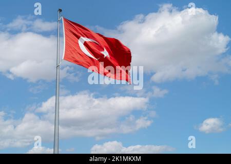 Bandiera di Turchia su sfondo blu cielo vento. Foto Stock