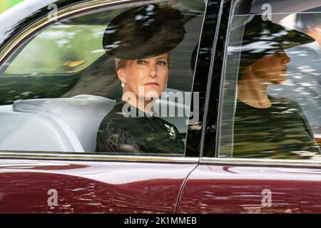 Sophie, contessa di Wessex e Megan Duchessa di Sussex tornano indietro durante la processione della bara della Regina Elisabetta 11 verso Buckingham Palace nel Mall London City Centre, Londra, Regno Unito, 19th settembre 2022 (Foto di Richard Washbrooke/News Images). Foto Stock