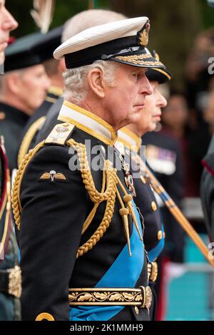 Re Carlo 111 si sguardi a destra durante la processione della bara della Regina Elisabetta 11 verso Buckingham Palace nel Mall London City Centre, Londra, Regno Unito, 19th settembre 2022 (Foto di Richard Washbrooke/News Images). Foto Stock