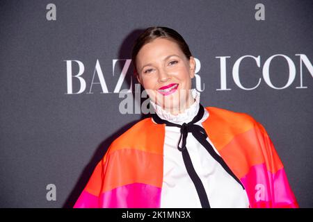 Drew Barrymore partecipa al 2022 Harper's Bazaar ICONS & Bloomingdale's 150th Anniversary a New York City. (Foto di Ron Adar / SOPA Images/Sipa USA) Foto Stock